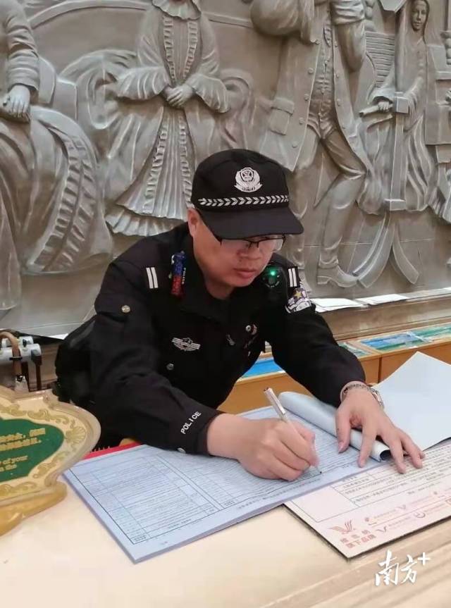 忆黎伟标芳华铸安①英雄壮举催人泪下辖区群众要送其最后一程