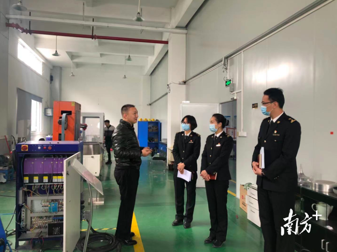 佛山海关关员对企业进行AEO认证培训。