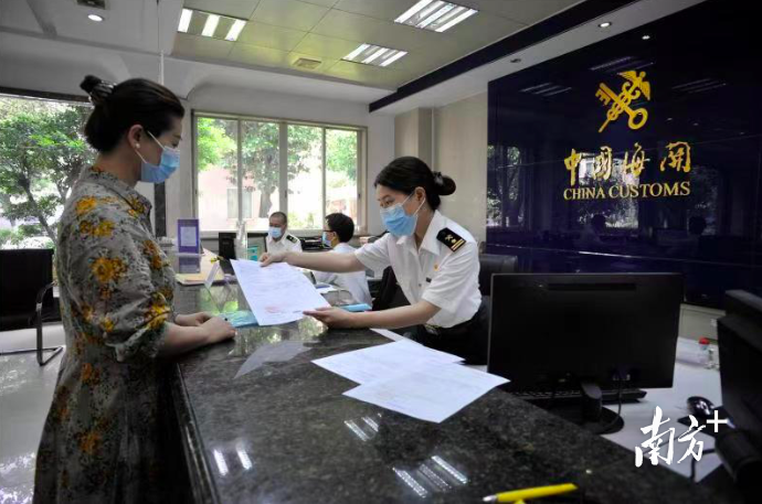 佛山海关驻南海办事处为企业签发原产地证书。