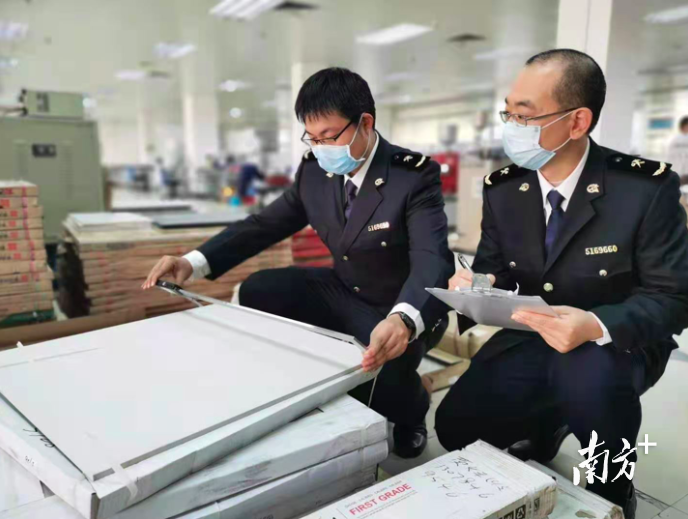 佛山海关综合技术中心工作人员对出口陶瓷砖尺寸进行检测。