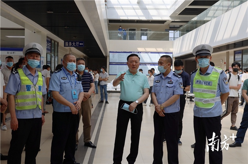 在机动车驾驶人连州市保安考场进行实地调研。 在机动车驾驶人连州市保安考场进行实地调研。