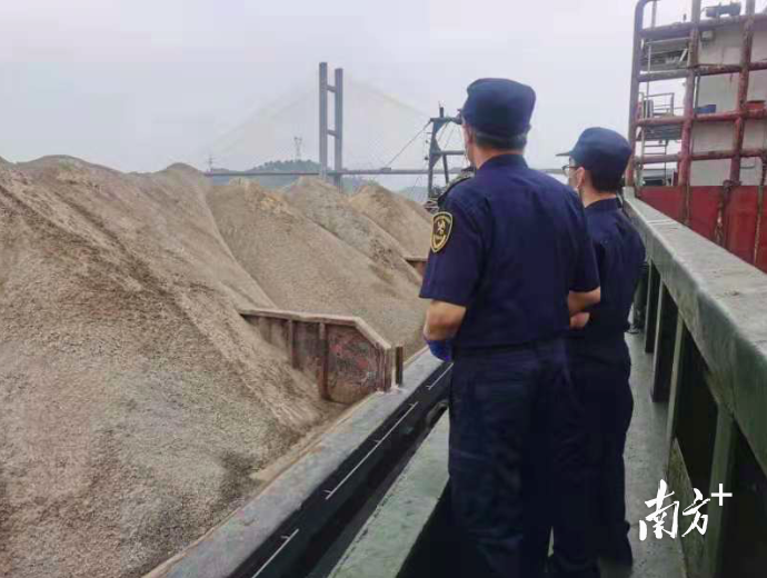 佛山海关驻三水办事处首次验放5572吨供港砂石。