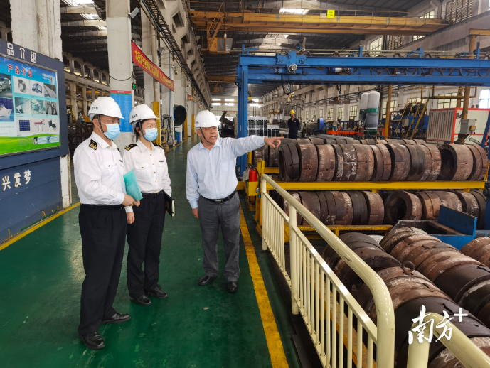 佛山海关驻禅城办事处关员现场调研解决企业难题。