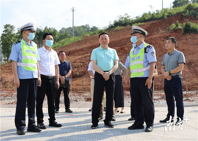 听取公安交警部门关于第二季度最严交通安全整治工作的情况汇报。 听取公安交警部门关于第二季度最严交通安全整治工作的情况汇报。