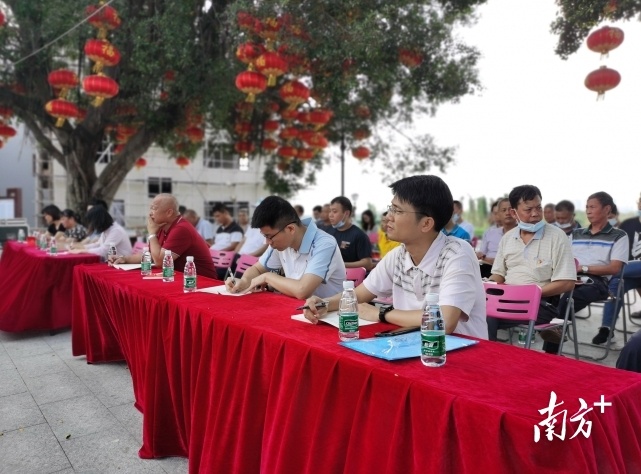 “送课下乡”党史学习教育走进杨梅福田村。