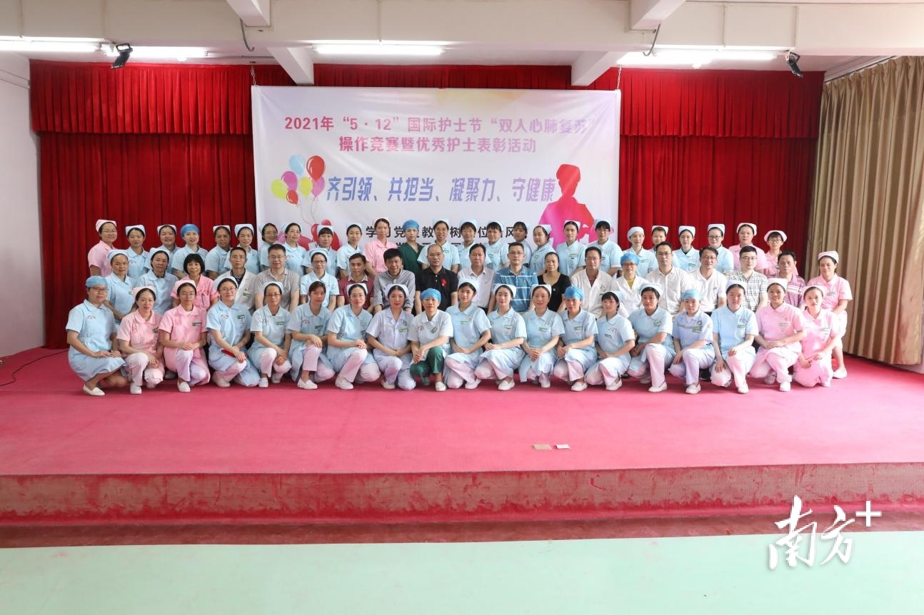 活动对7名优秀护士和操作技能竞赛获奖者进行表彰。