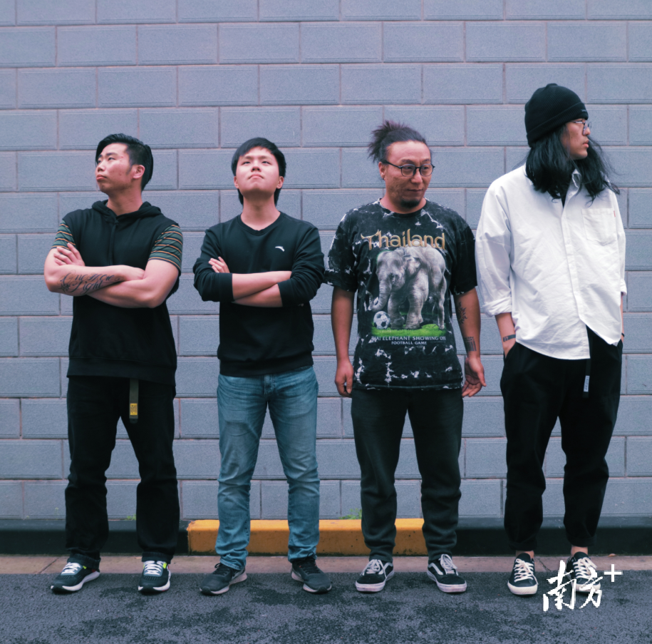 从左至右为鼓手阿水(蔡泽填)、主唱蔡鑫钿、吉他手大潘(潘北)与贝斯手老谢(谢楚聿)。受访者供图 从左至右为鼓手阿水(蔡泽填)、主唱蔡鑫钿、吉他手大潘(潘北)与贝斯手老谢(谢楚聿)。受访者供图