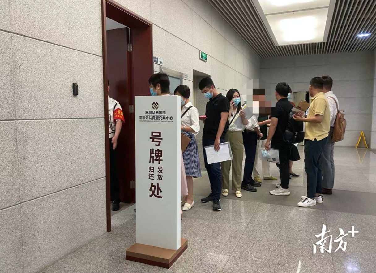 开发商代表排队取号.