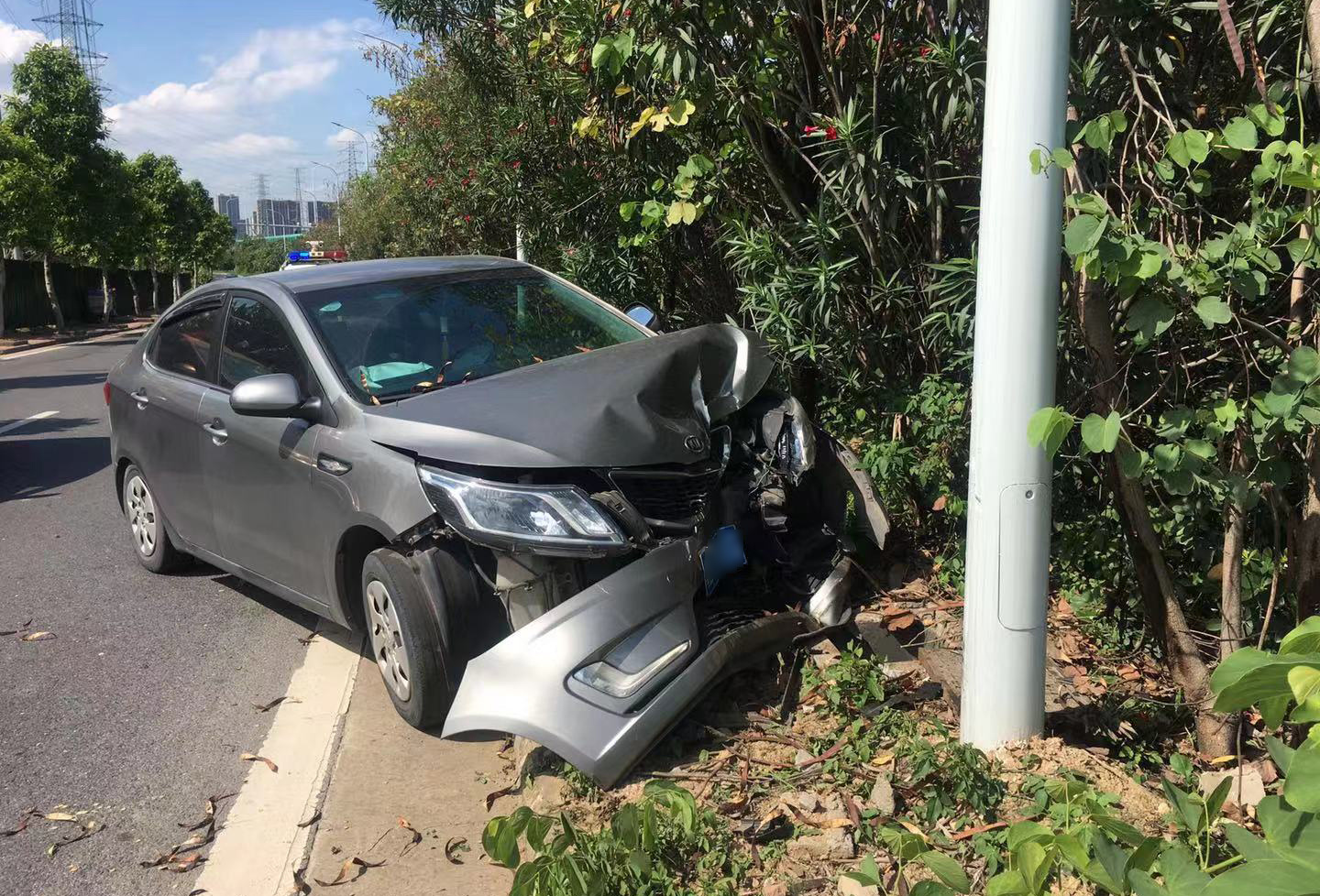 小车突然失控撞上路边灯柱,司机乘客受伤。 小车突然失控撞上路边灯柱,司机乘客受伤。