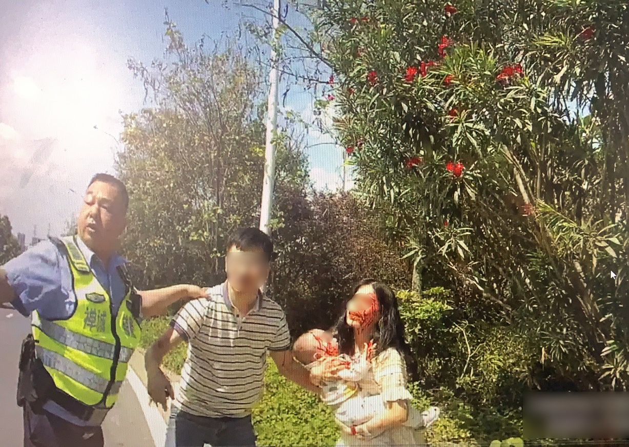 小车突然失控撞上路边灯柱,司机乘客受伤。 小车突然失控撞上路边灯柱,司机乘客受伤。