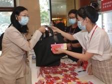 两会镜头｜深圳市新一届人大代表陆续抵达驻地报到