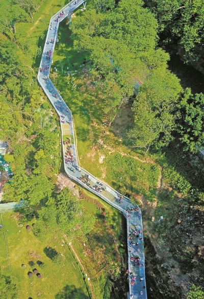 市民游客在越秀区花果山的云道徒步。