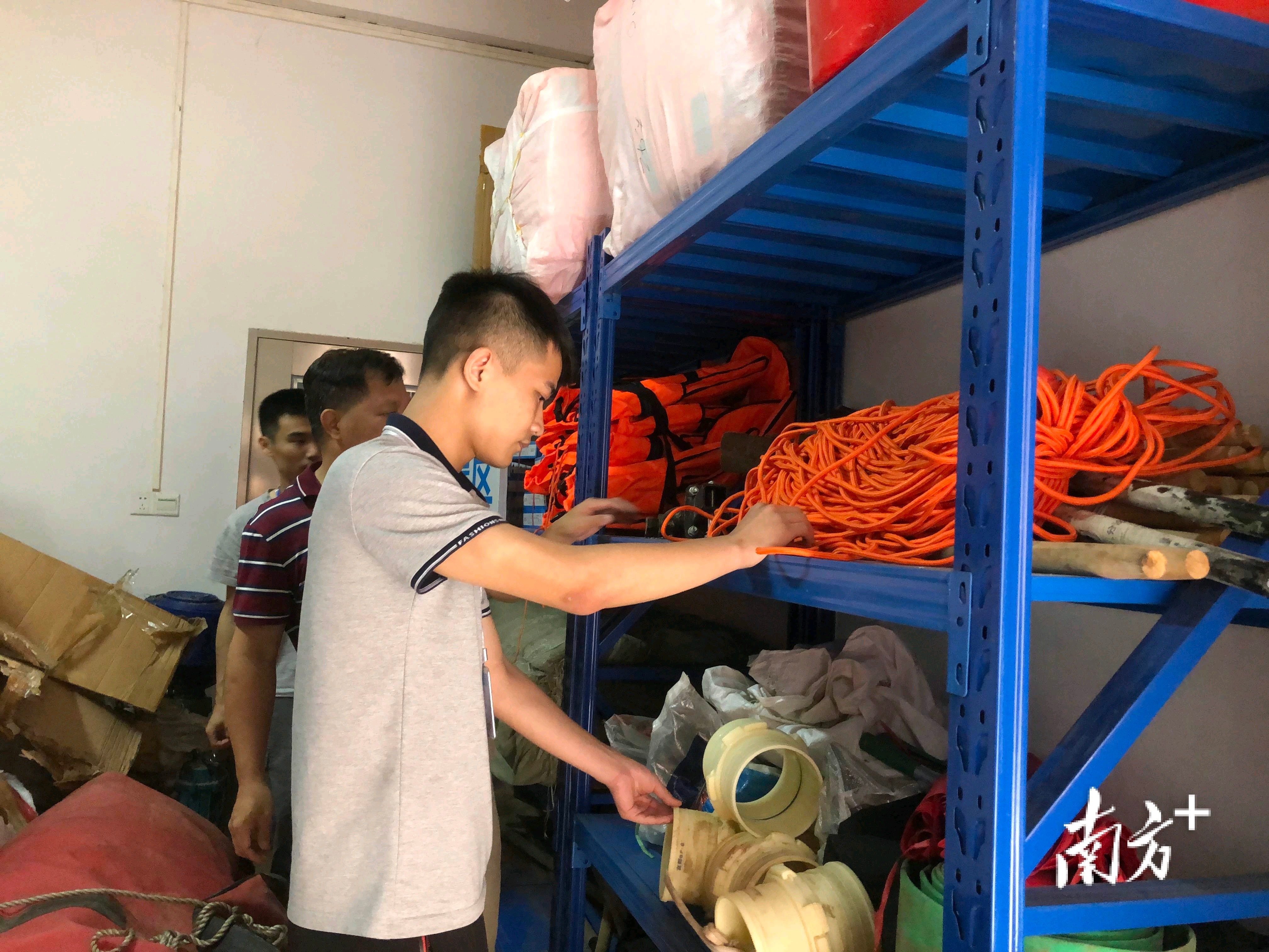 防汛专项督查小组正在检查防汛物资储备。