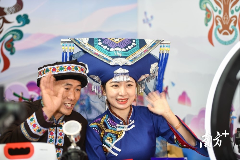 自2020年打造出“连山九妹”网红IP后，当地又培育了“瑶大碗”“农村山佬勇”等约10名本土网红，并积极组织他们参加直播带货活动。曾亮超 摄