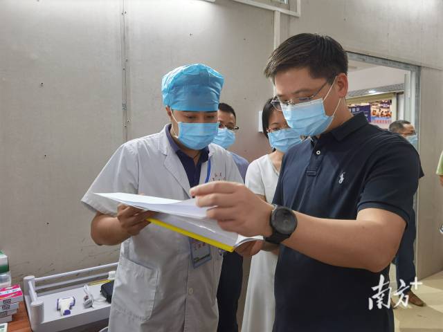 在接种点，刘智勇详细了解疫苗接种异常反应医疗保障工作。蒋晓敏 摄