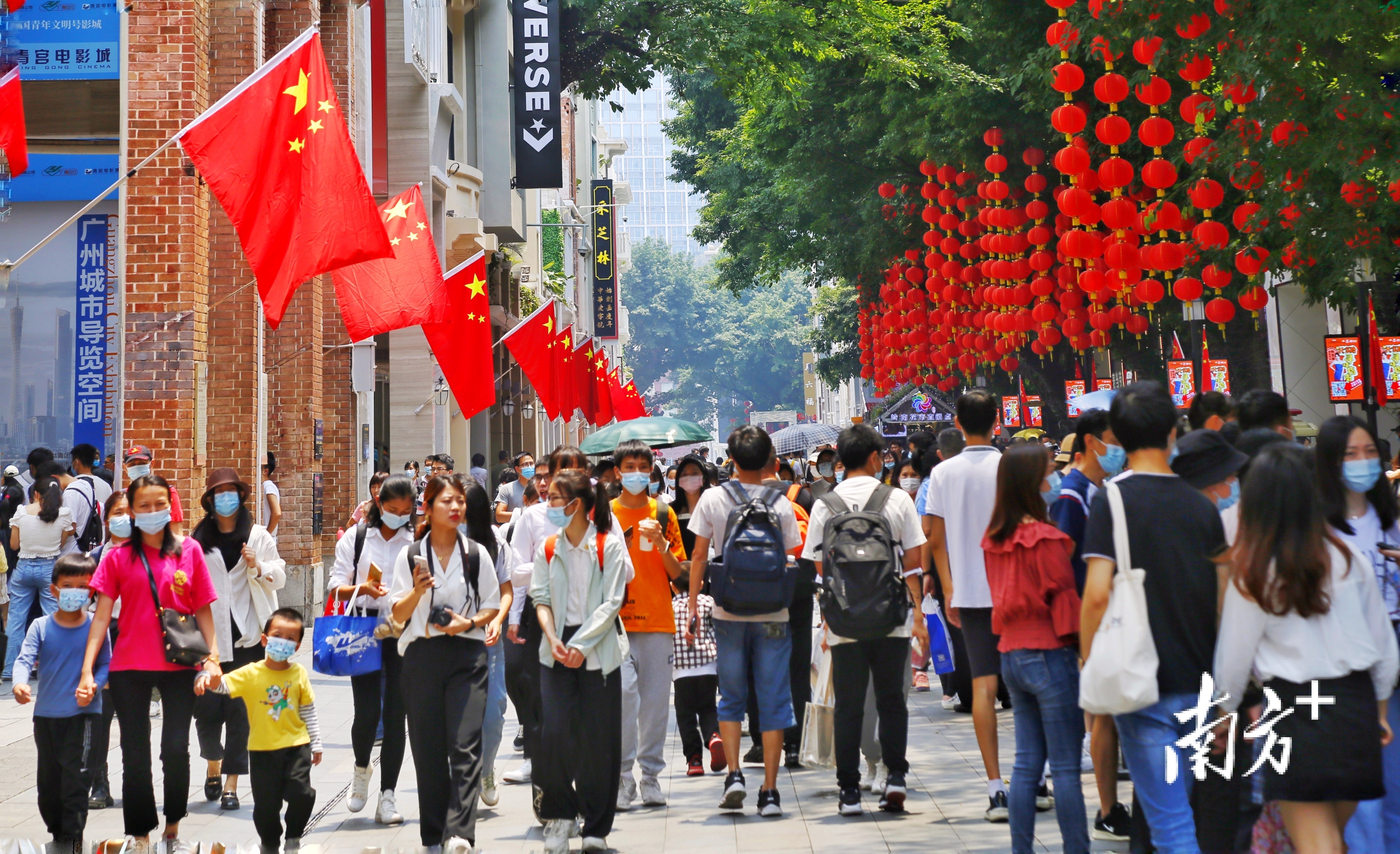 假日广州北京路步行街热情似火。 孙继武 摄