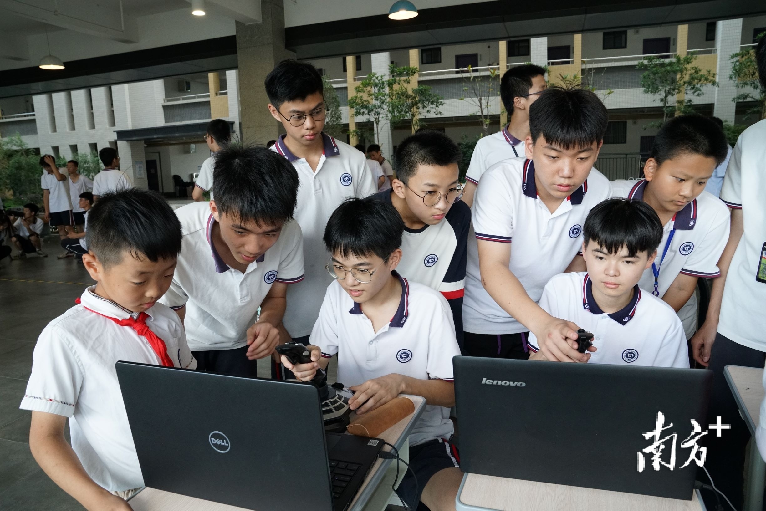 常规化的创客课程让校内科技创造氛围浓厚。 常规化的创客课程让校内科技创造氛围浓厚。