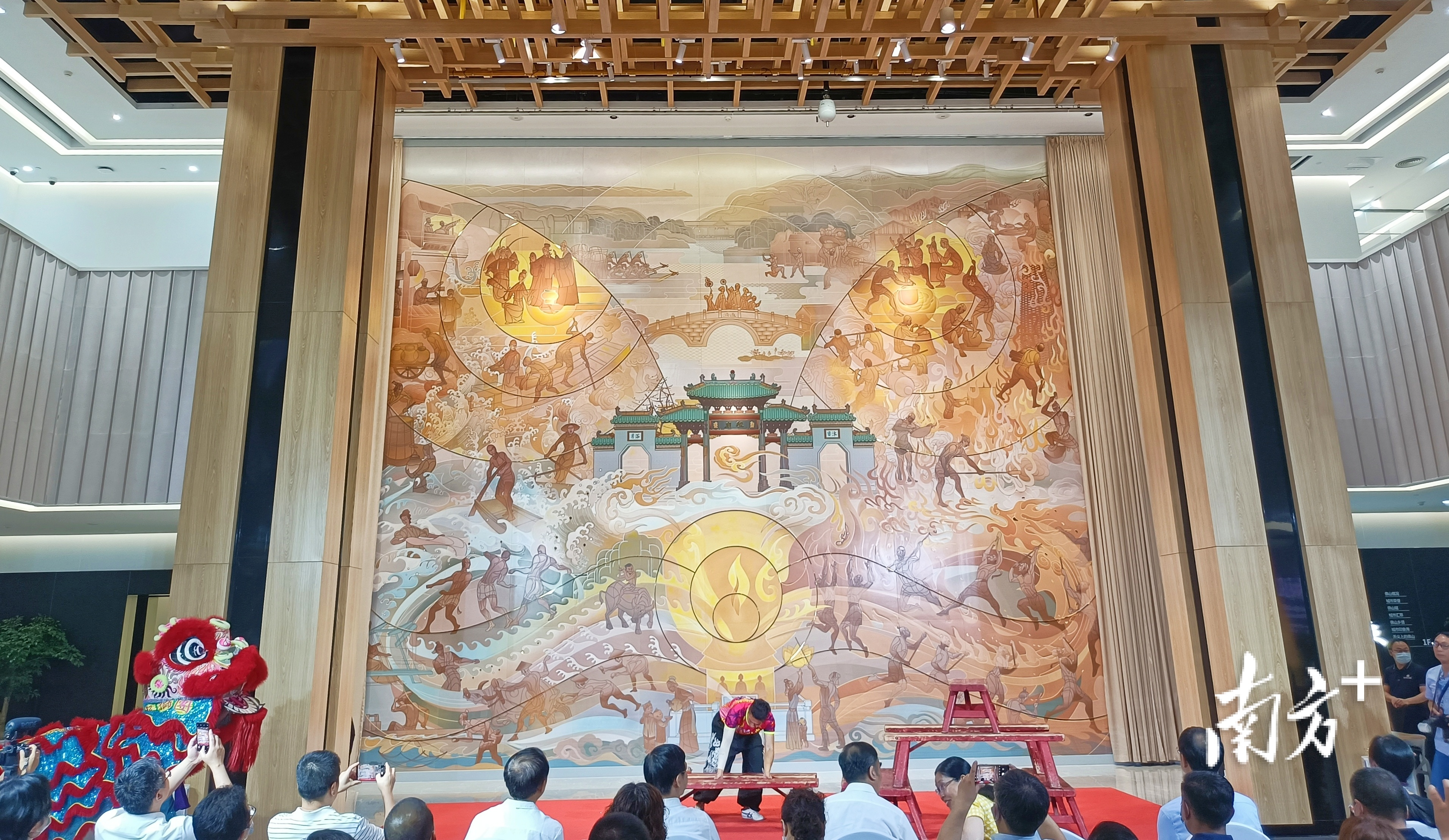 《醒耀佛山》壁画今日揭幕。华声宇摄