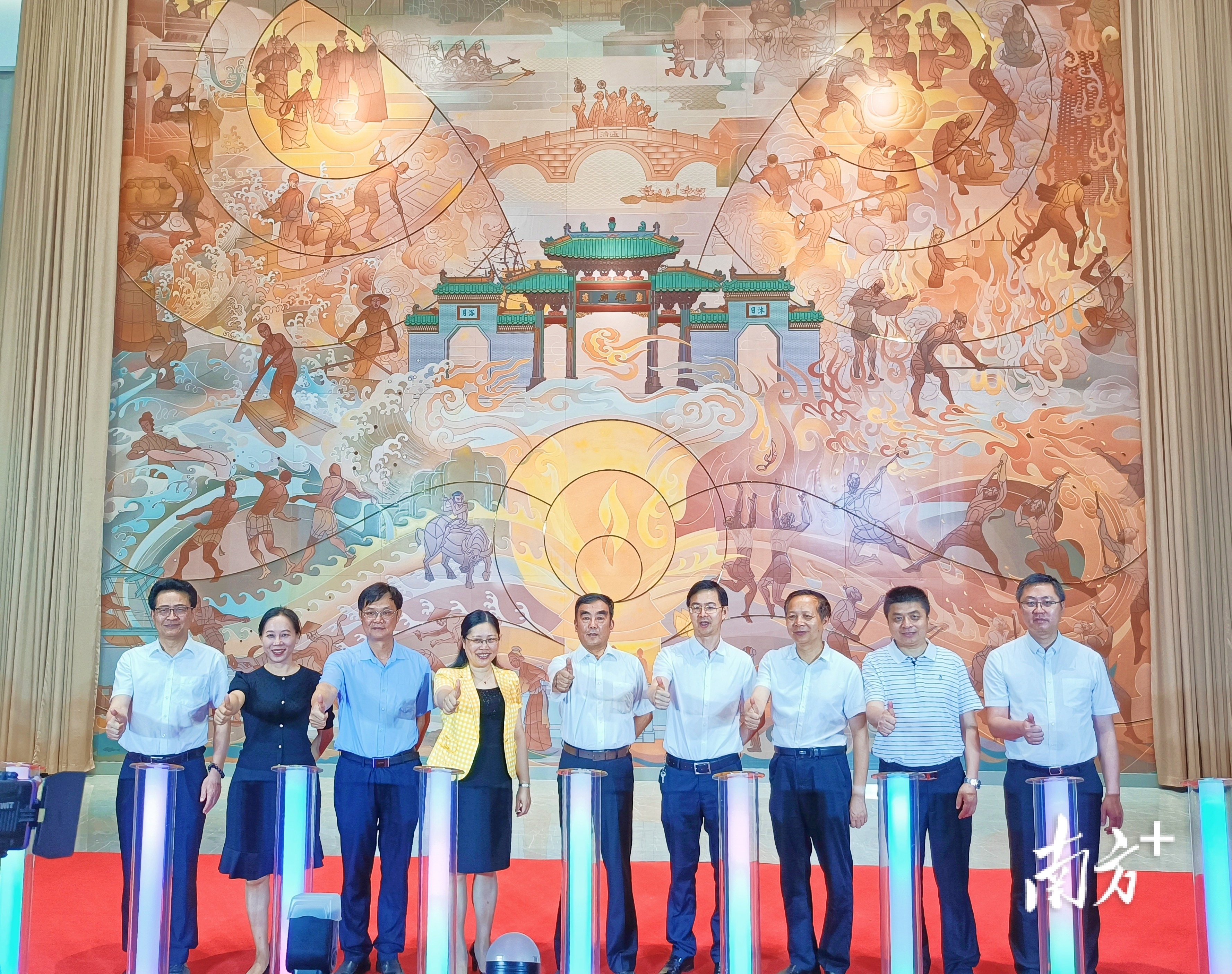 《醒耀佛山》壁画今日揭幕。华声宇摄