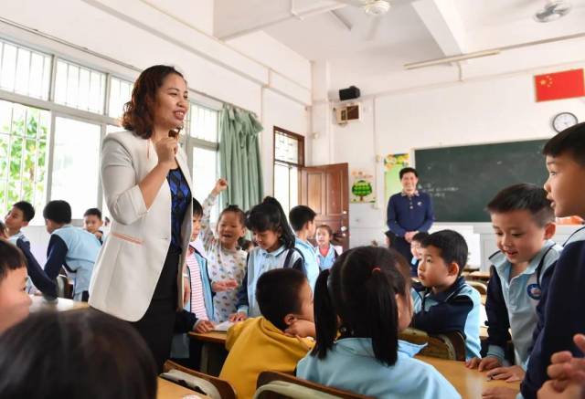 2019年2月20日，米雪梅（左）在中山市沙溪镇虎逊小学调研时与小学生交流。新华社记者 刘大伟 摄