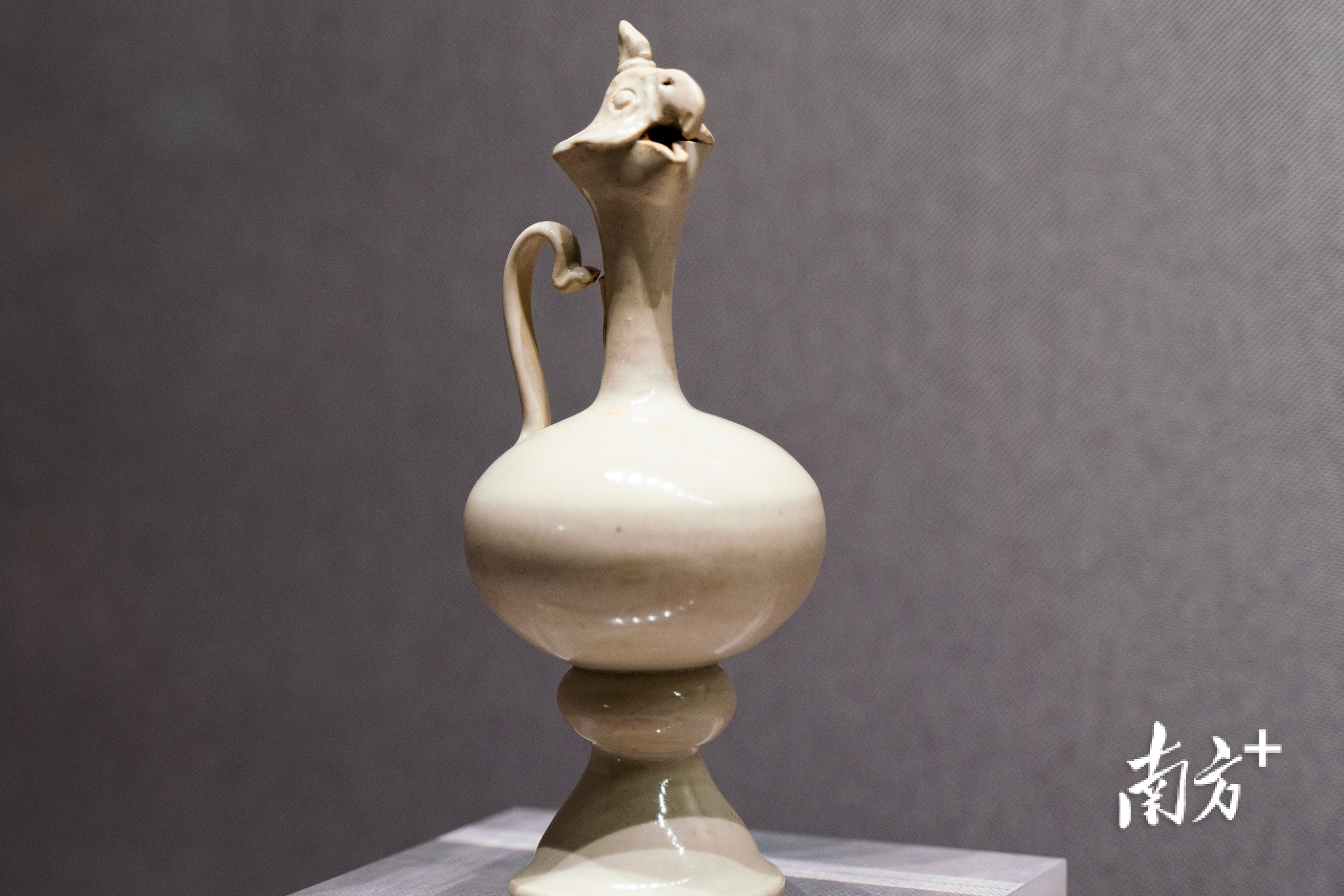 邢窑鹰首白瓷壶