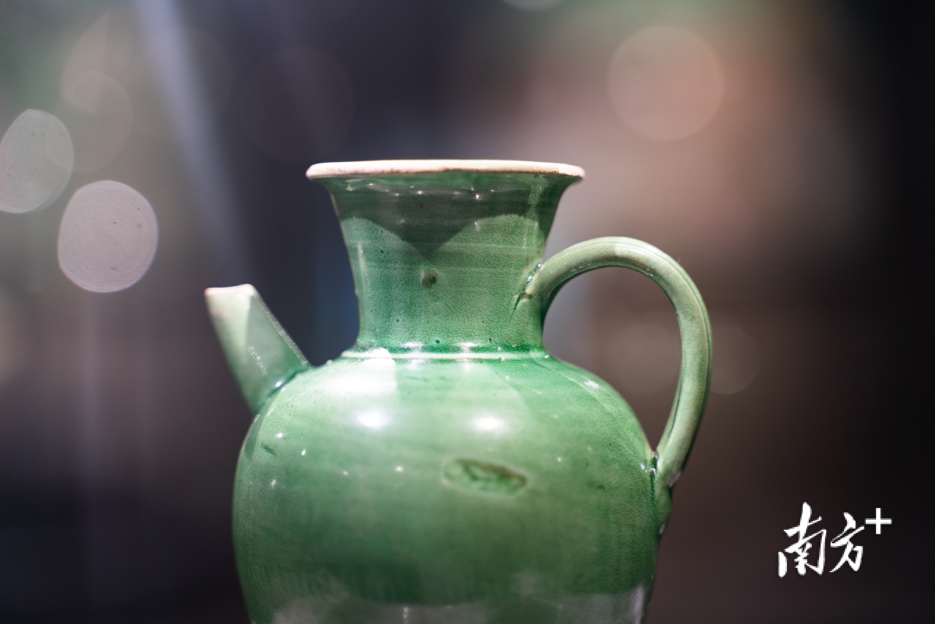 绿釉执壶