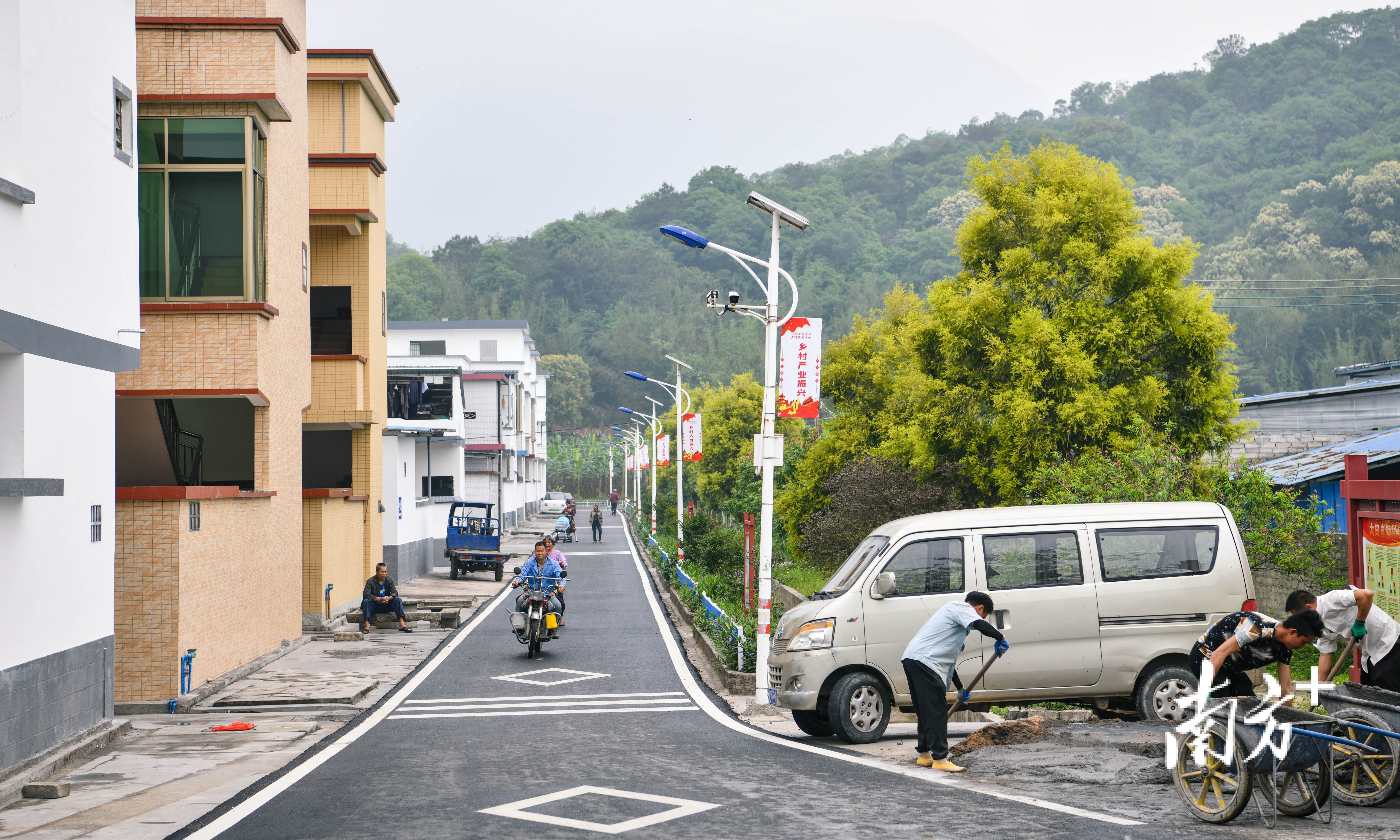 在帮扶单位与村民的共同建设下，村容村貌变得焕然一新。 曾亮超 摄