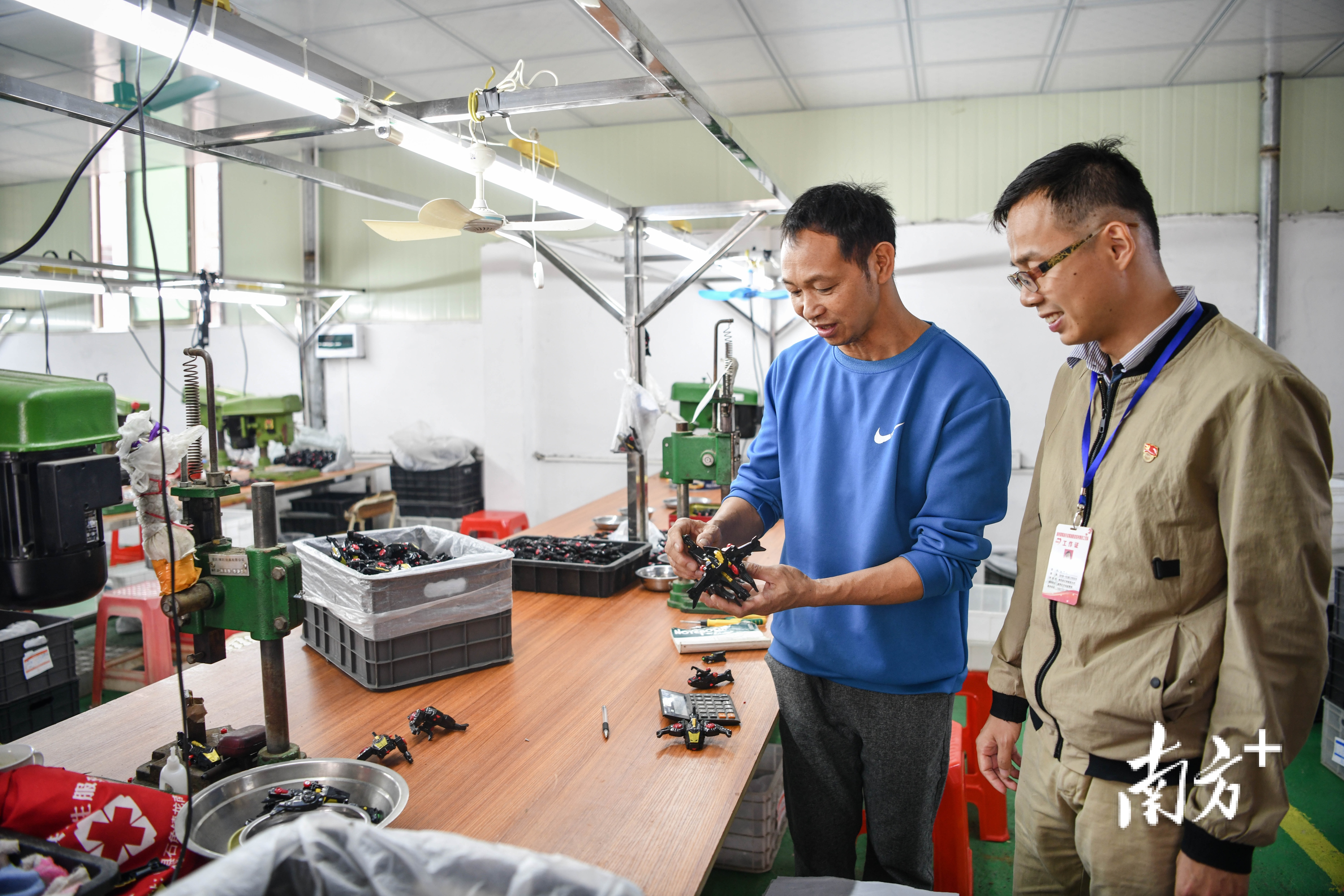 在精准扶贫驻村工作队的帮助下，刘佰全成功申请了5万元小额贷款的免息资金，在自家的院子里组建了家庭玩具加工小作坊。 曾亮超 摄