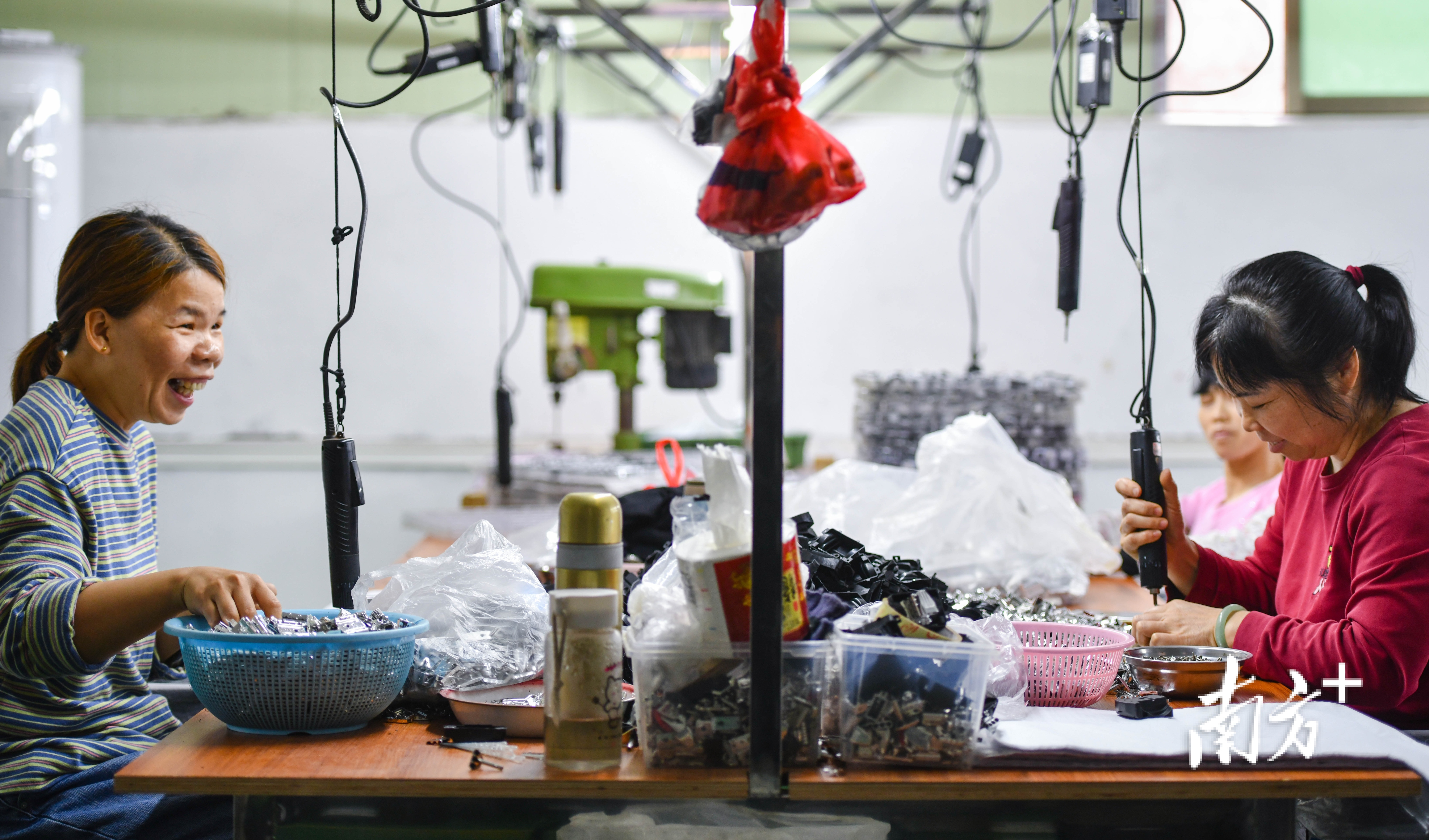 玩具作坊建成后，刘佰全招收了附近的村民、贫困户一起干，最多的时候能带动20余名村民参与就业。 曾亮超 摄