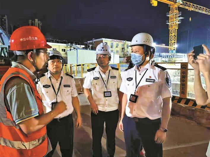 ▲执法人员突击检查建筑工地。市生态环境局供图