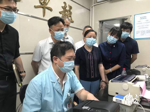 市医保局相关工作人员到医院进行现场调研新系统运行情况。