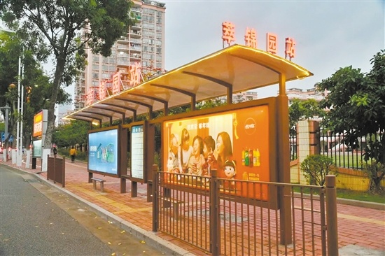 萃锦园公交站候车亭环境舒适,还进行了夜间亮化美化改造。 萃锦园公交站候车亭环境舒适,还进行了夜间亮化美化改造。