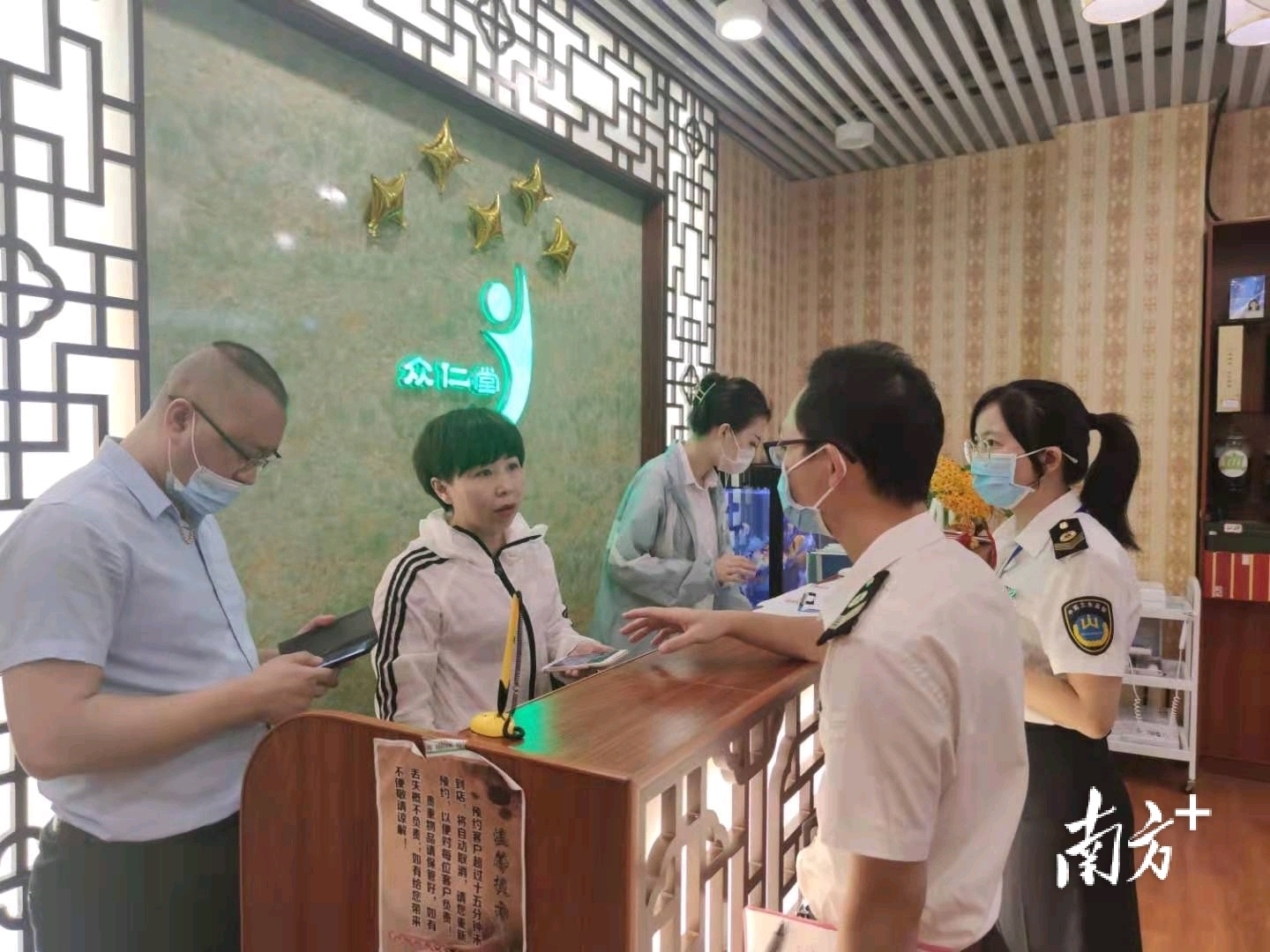 指导足浴场所落实个人防疫举措。通讯员供图