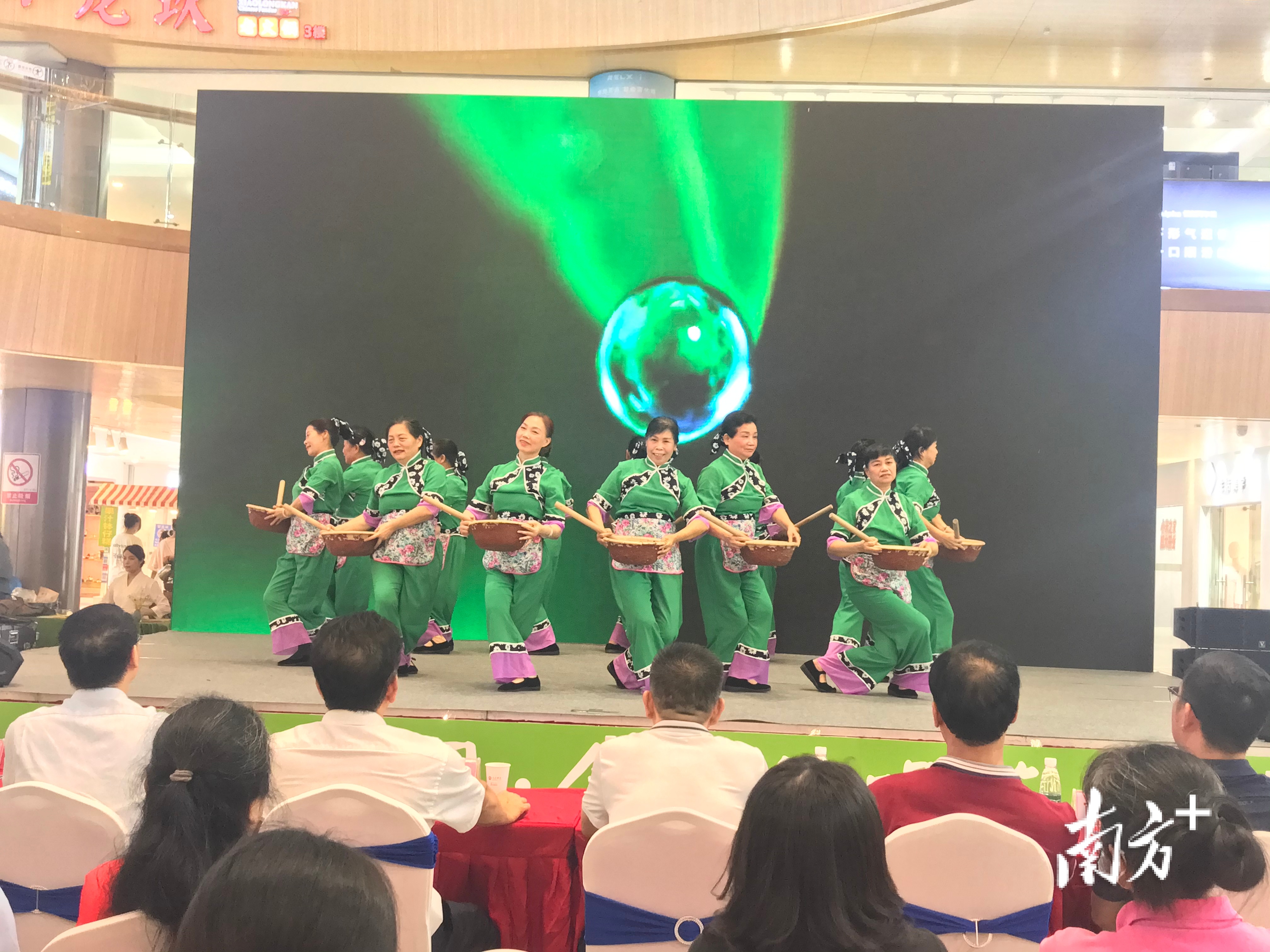 文艺晚会上的舞蹈表演《擂茶香》。邓文燕 摄 文艺晚会上的舞蹈表演《擂茶香》。邓文燕 摄