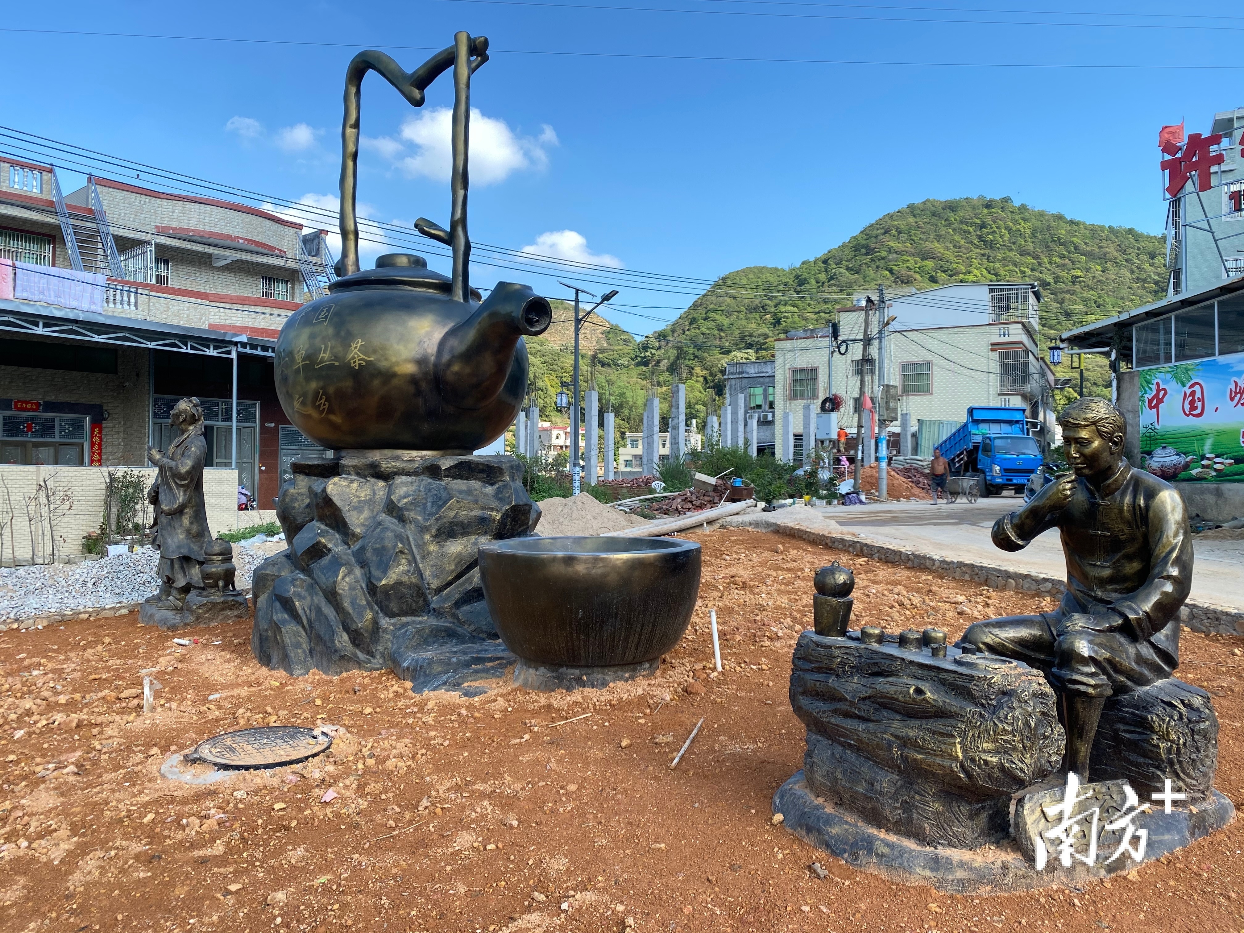 岭头村村口一个茶壶形的雕塑成了该村的一个标志性建筑。