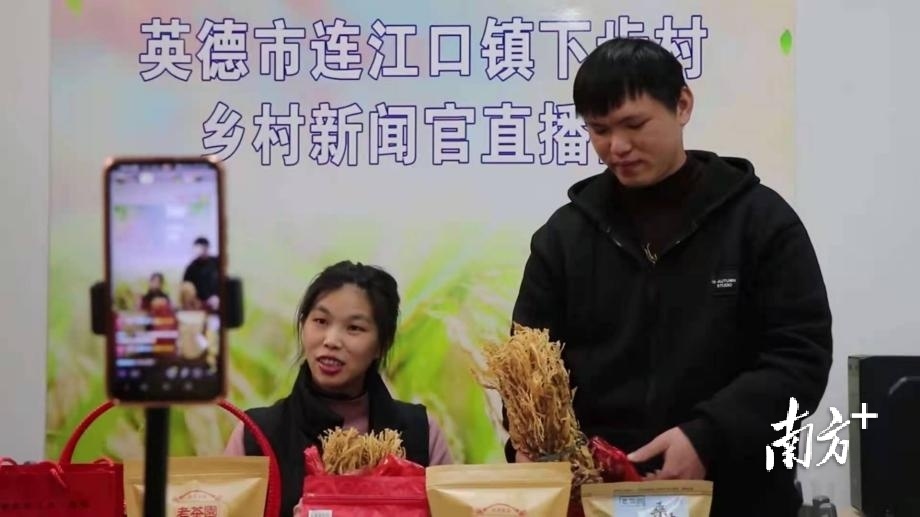 贝雪群如今在运管村里的直播间。