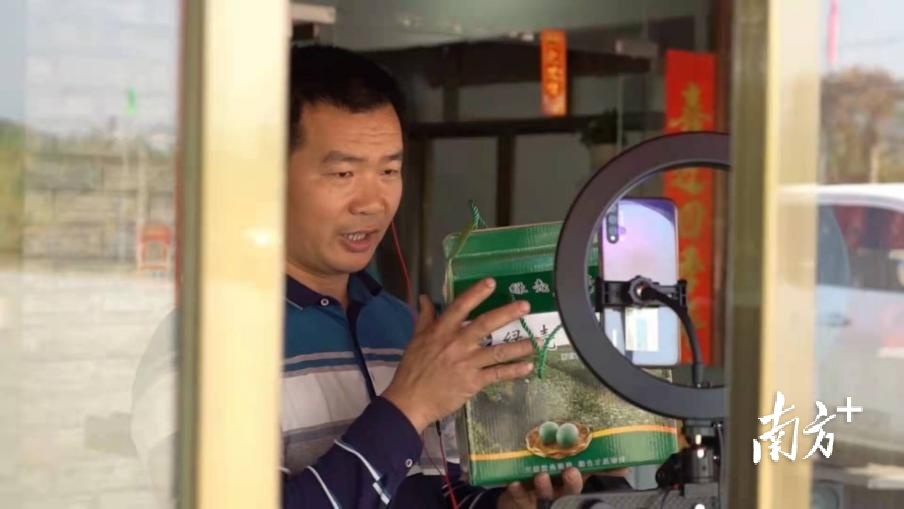 唐流锐在“直播达人”的路上不停尝试。