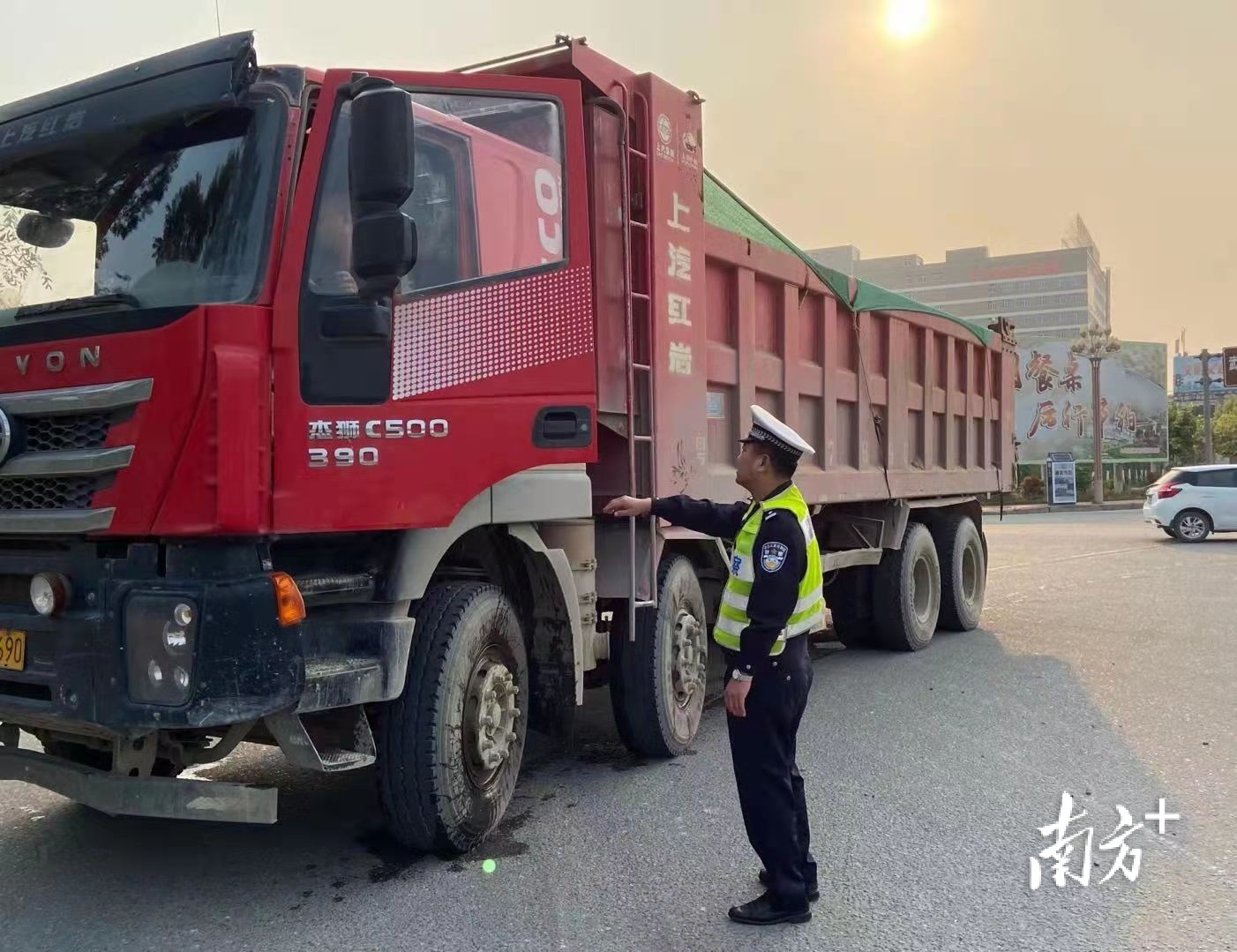 潮州交警加大重点车辆监管力度.