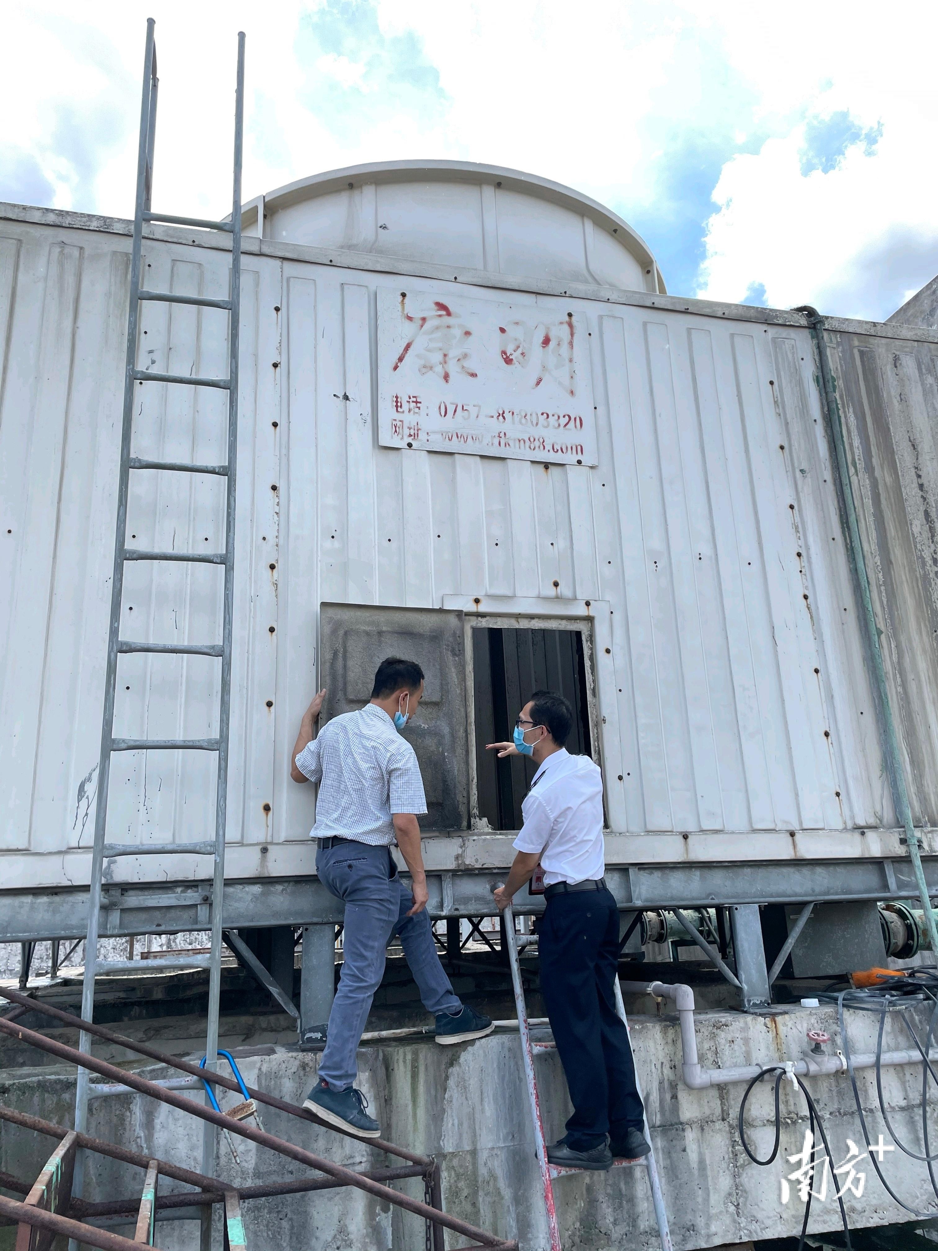 检查中央空调运行情况。通讯员供图