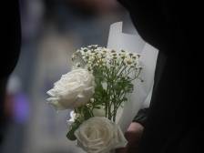 长沙市民手捧鲜花悼念袁隆平：这才是我们应该追逐的偶像