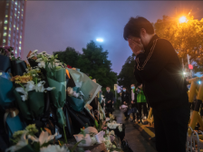 湘雅医院门口，市民冒雨悼念袁隆平院士