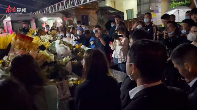 南方视频 | 长沙明阳山殡仪馆门前，市民高呼“袁老，一路走好！”