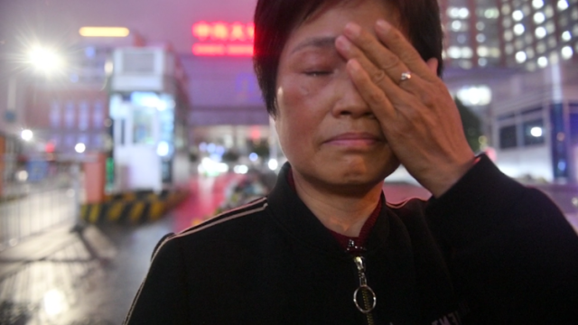 南方视频 | 市民雨中悼念袁老，现场痛哭
