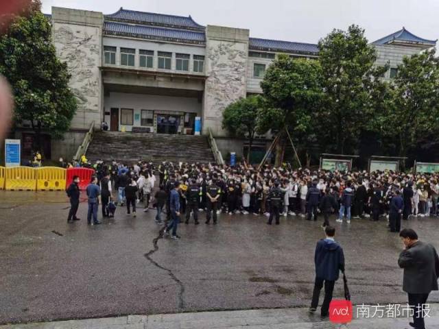 长沙市民雨中排长队悼念袁隆平!有人免费发口罩有人失声痛哭