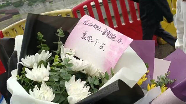 长沙上万市民冒雨悼念袁隆平，外卖员换黑衣帮外地市民献花