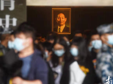 明阳山殡仪馆专设悼念厅，市民自发排队悼念袁隆平院士