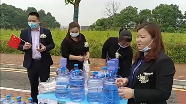 南方拍客|袁隆平遗体送别仪式今日举行，民众自发免费给悼念者送水