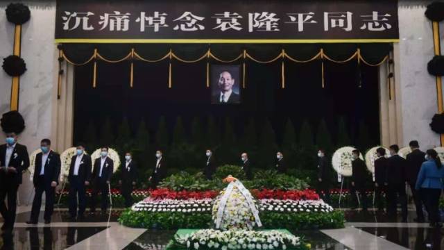 南方视频｜袁隆平遗体送别仪式举行，现场民众跪地痛哭