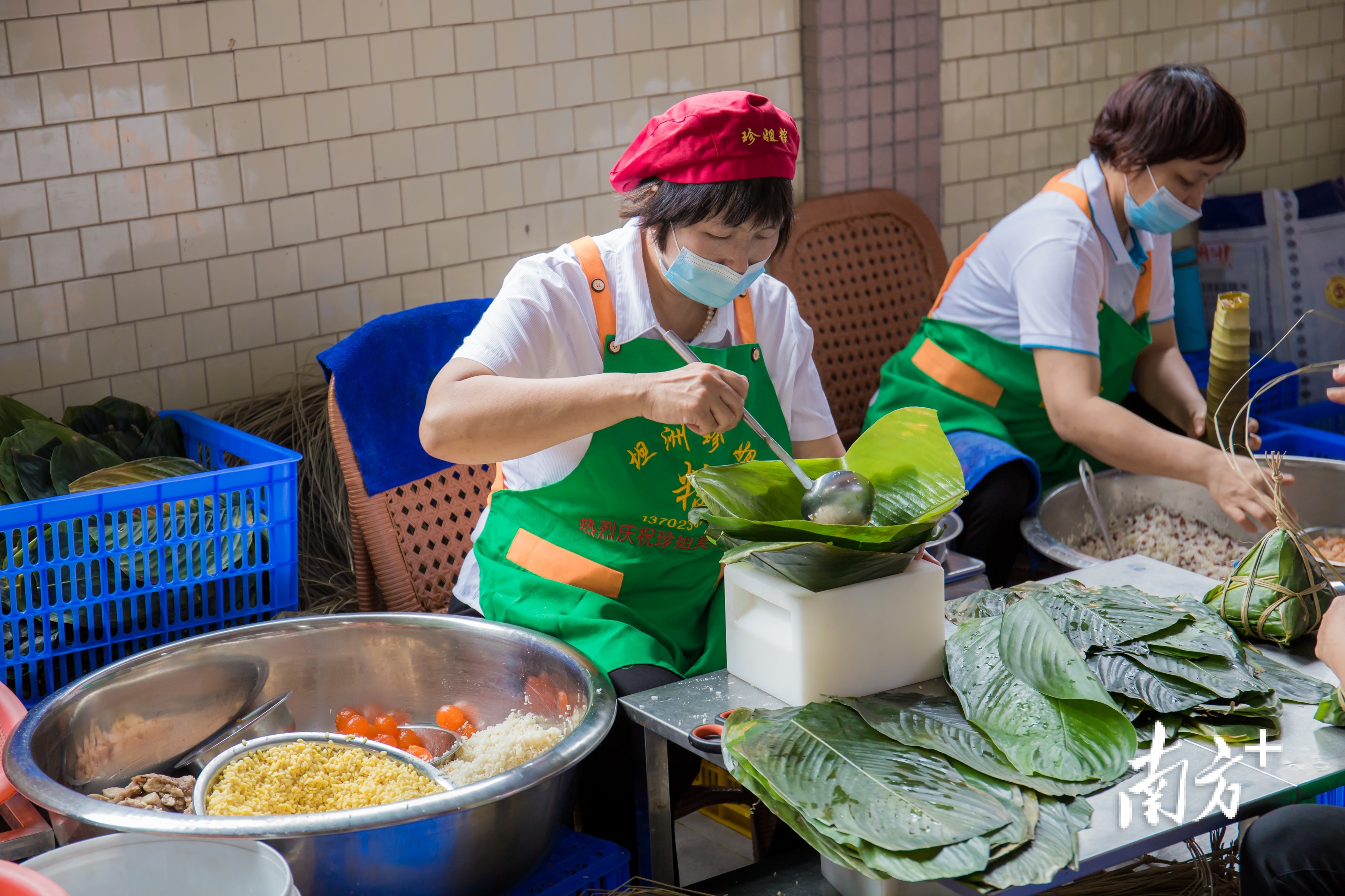 吴玉珍在现场裹粽。