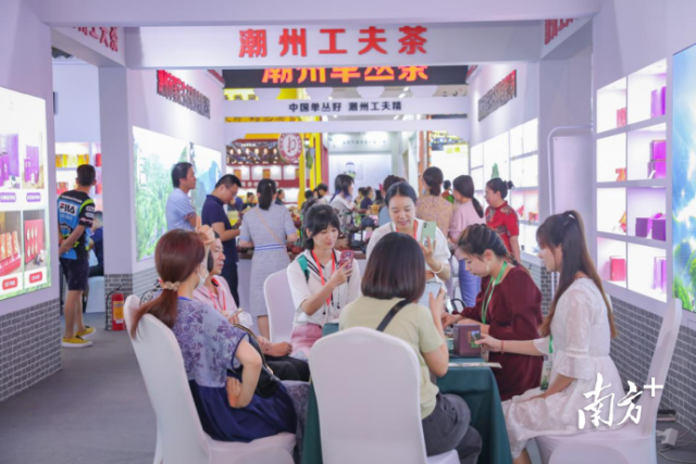 此前，茶友曾齊聚第四屆中國國際茶葉博覽會廣東展區(qū),，齊品潮州工夫茶